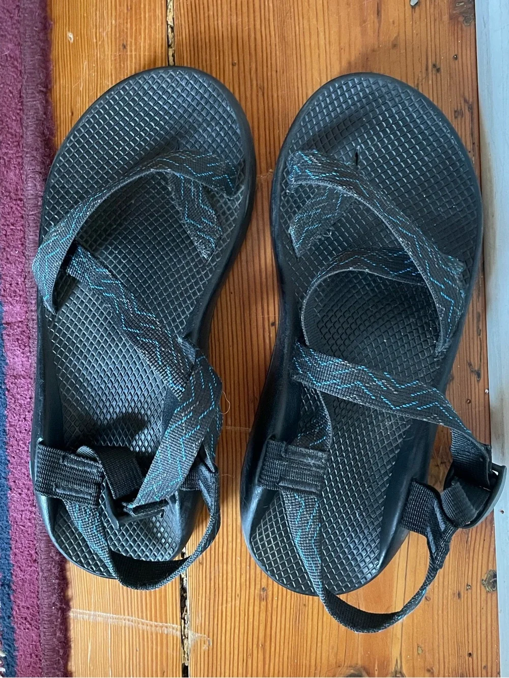 Chaco Men’s Z2 Classic Toe Loop Sandal, size 10, black/blue design